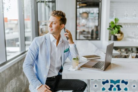 Telefon-Dolmetscher im Gespräch mit einem Kunden